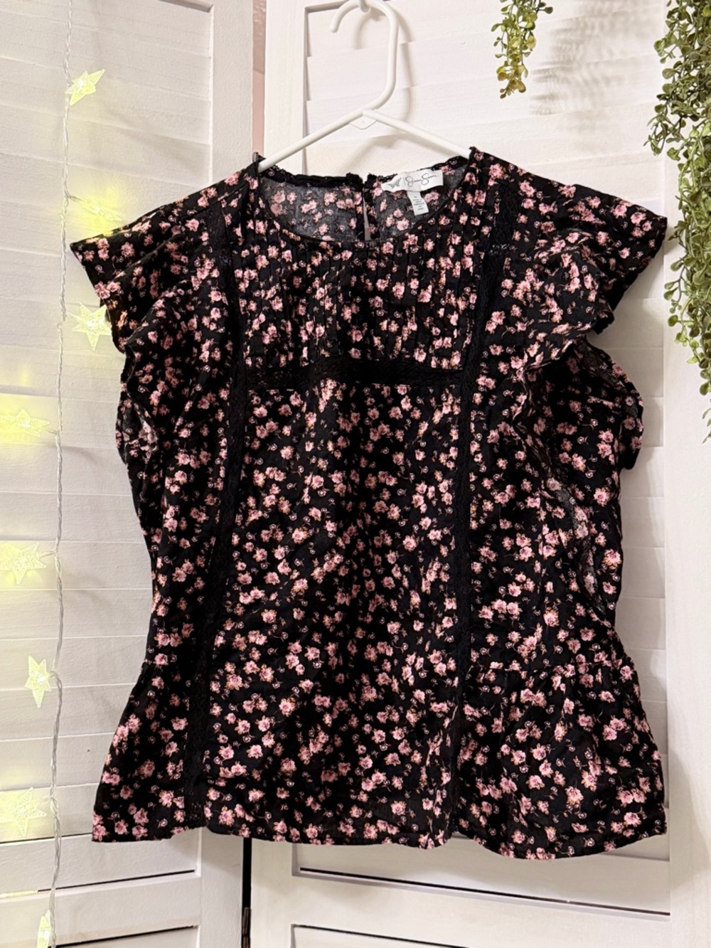 Jessica Simpson — Women’s Boho Black Floral Ruffle Sleeve Top